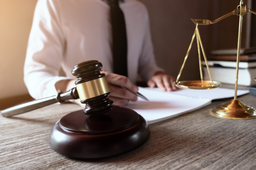 Descubra cómo Mandamus ayudó a una familia a superar un retraso en la obtención de una visa O-1. ¡Descubra cómo usted también puede resolver su crisis migratoria hoy mismo!